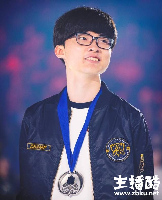 SKT终于更换打野了？黑皇退休，Faker亲口承认新人大师水平