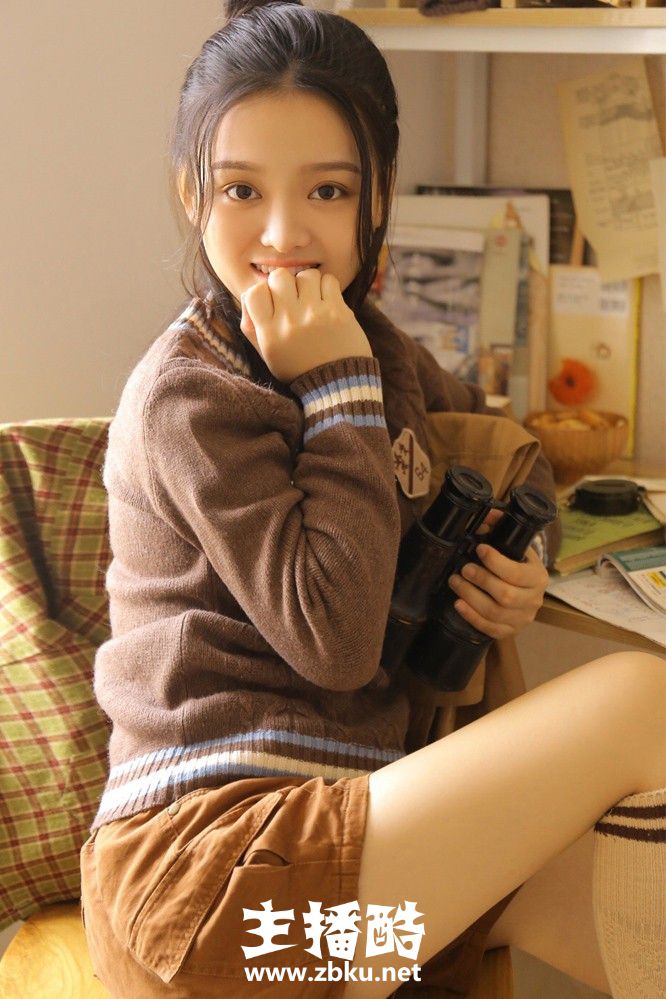 半丸子头美少女笑眼盈盈针织上衣白丝美腿气质怡人图片