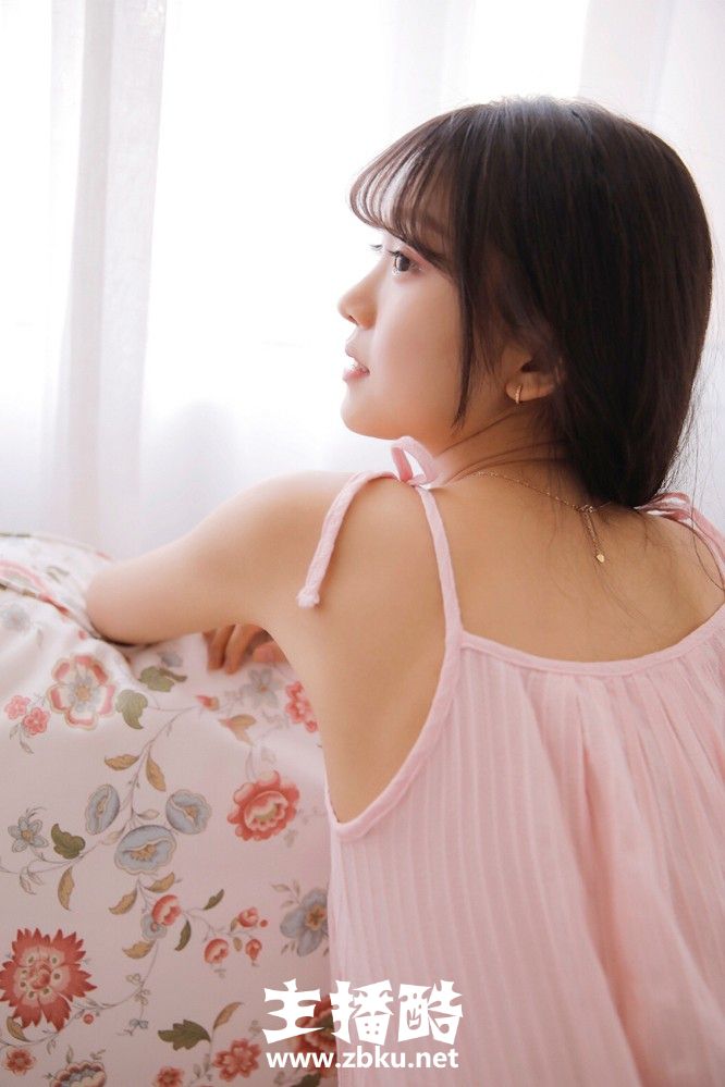 粉色睡衣裙童颜美少女眉清目秀漂亮麻花辫手舞足蹈图片