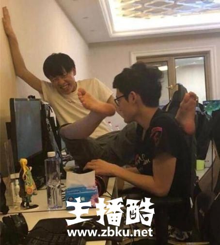 RNG卡萨韩服ID引热议，UZI看后都不能忍，小明卡萨排位遭UZI暴打