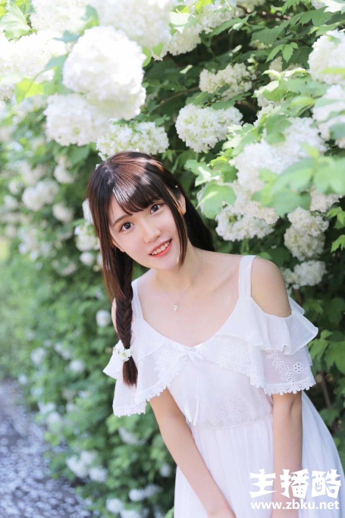 小清新麻花辫美女唇红齿白露肩白裙秀娇嫩牛奶肌图片