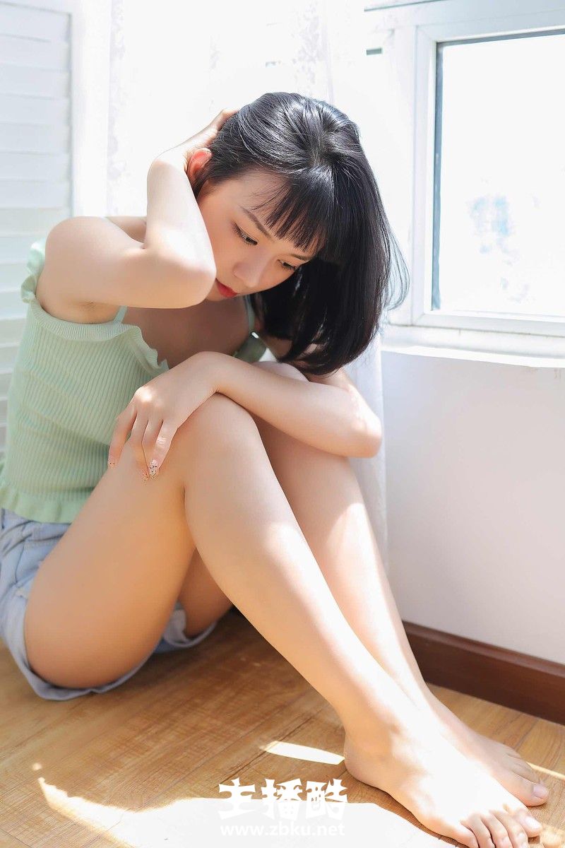 清新小女生绿色吊带衫低腰热裤骨骼瘦小肢体灵活图片
