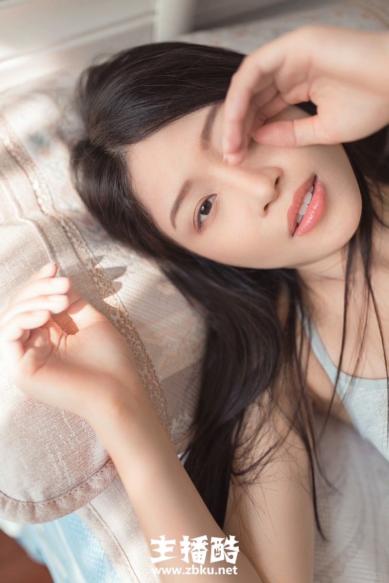 乌黑秀发美女蓝色吊带运动短裤微风拂面眨眼甜笑写真