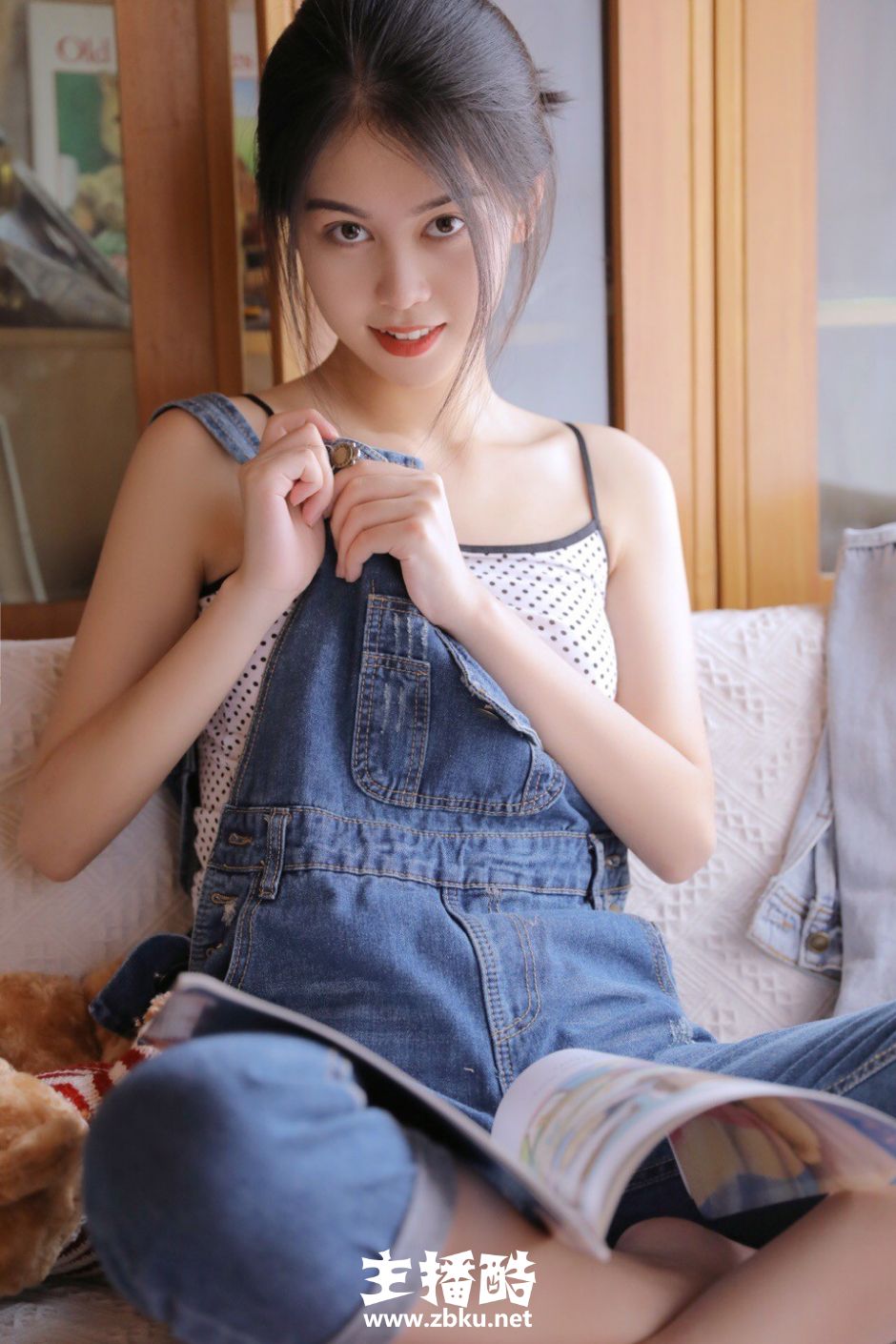 沙发白嫩美女高束马尾长相清秀牛仔背带裤苗条身姿图片