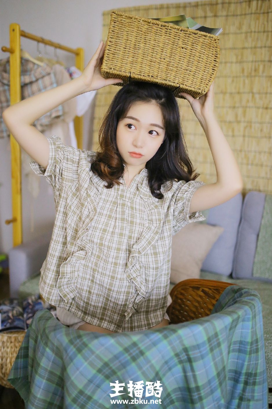 苹果头发型美眉唇红齿白托腮眨眼嘴角上扬伸展懒腰图片