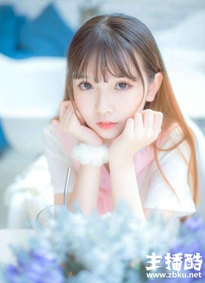 肉嘟嘟娃娃脸美女学生妹粉嫩校园制服露细胳膊小白腿图片
