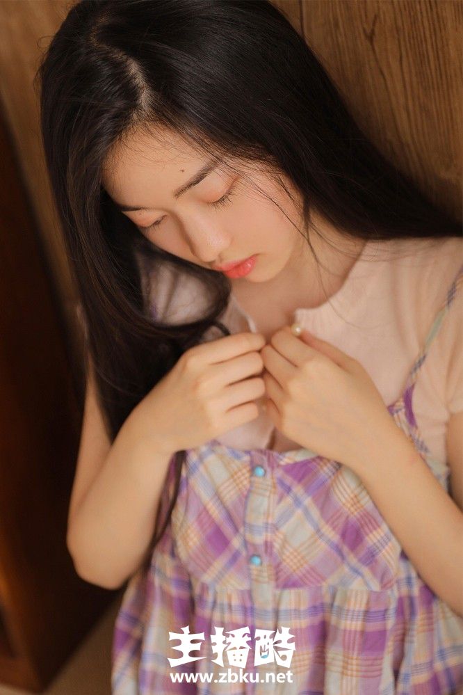 鹅蛋脸美少女格子吊带裙唇红齿白飘逸直发居家撸猫图片