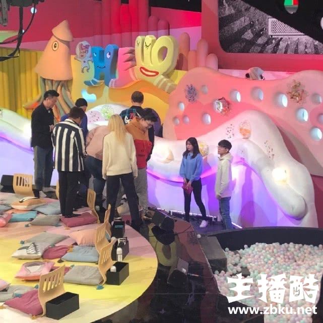 大魔王化身知心小哥哥？Faker与女团成员登综艺舞台
