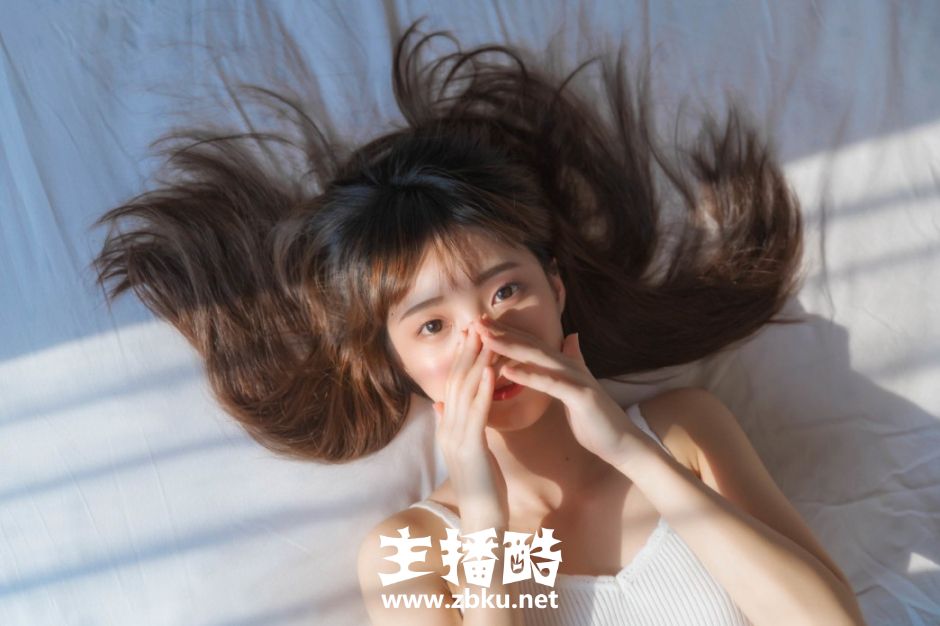 早安少女慵懒睡姿白色吊带蕾丝短裤秀精致锁骨美腿图片