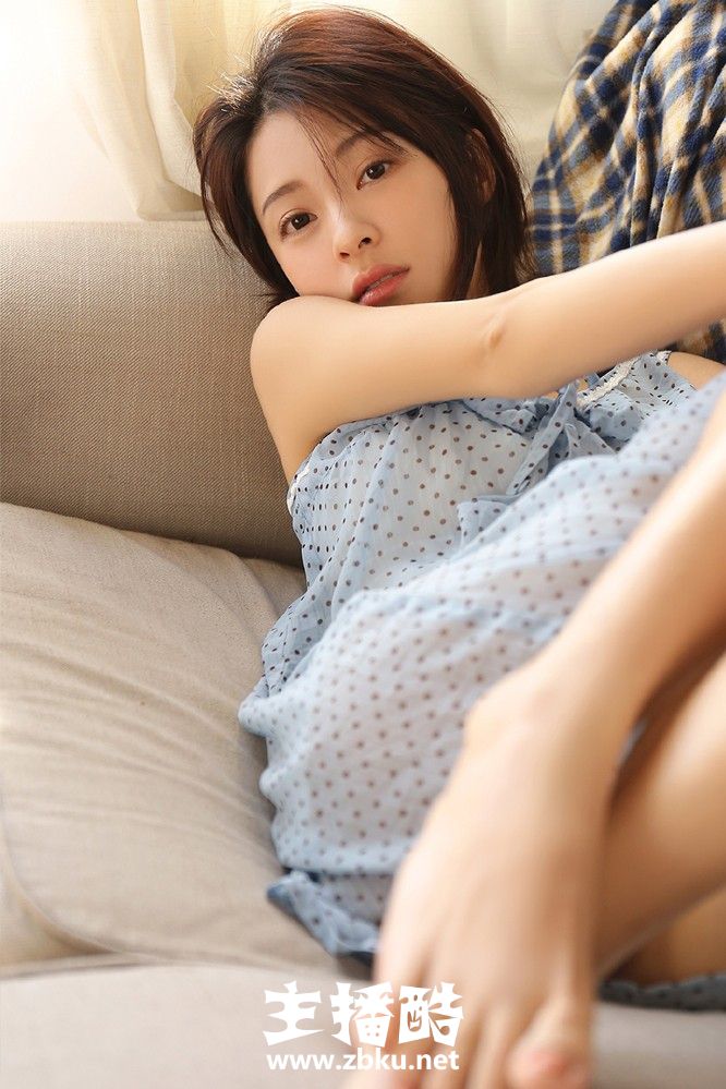 飘逸秀发早安少女波点透视背心裙光腿赤脚肢体慵懒图片