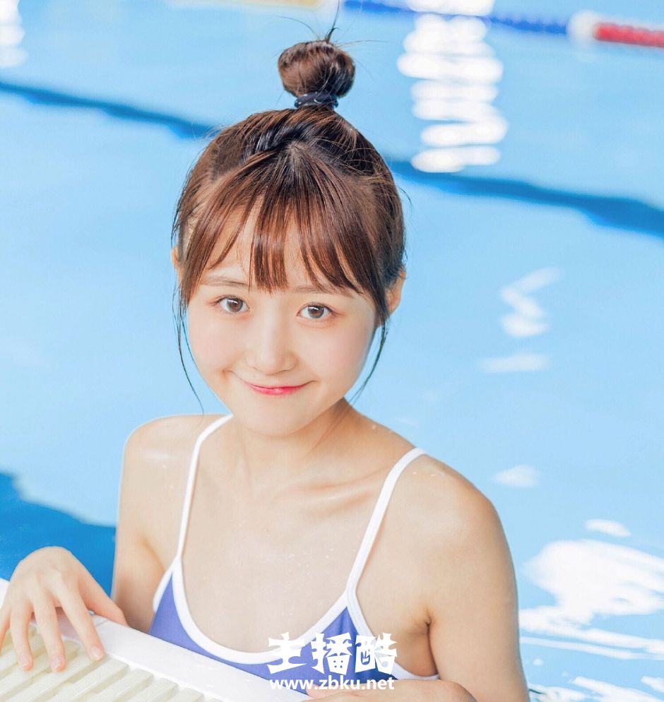 丸子头泳衣美女笑容满面清瘦身材湿身大秀牛奶肌图片