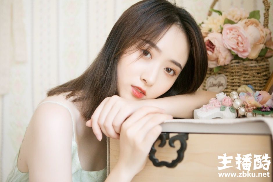 绿色纱裙美女小露锁骨齐肩短发红唇微张眼神迷离图片