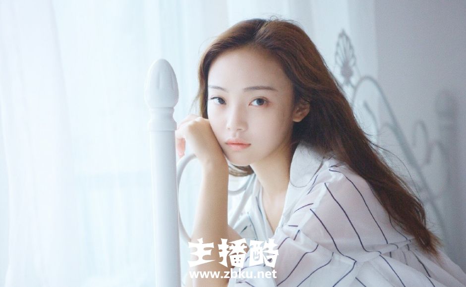 床上牛奶肌白衬衣美女睡眼惺忪慵懒躺姿发丝凌乱图片