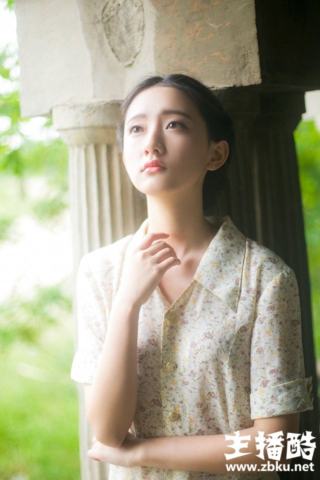 碎花长裙美女高束发髻精致小v脸举手投足尽显优雅图片