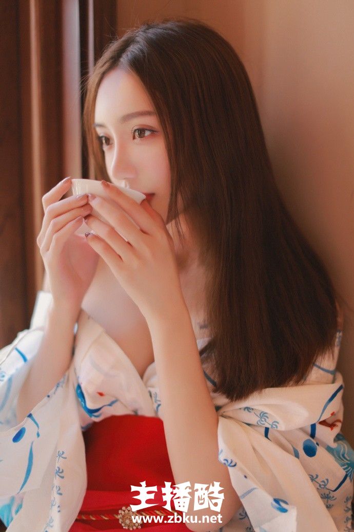 日本和服美女上衣滑落露圆润香肩锁骨脸蛋白里透红图片