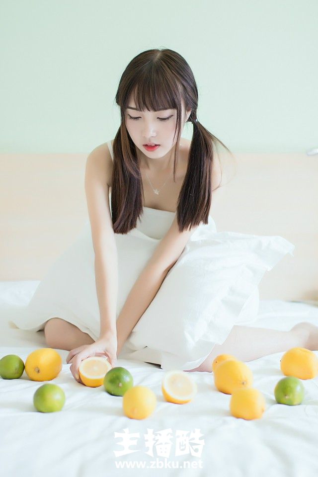 鬼马双马尾柠檬少女大眼睛小嘴巴白色吊带裙身材娇小图片