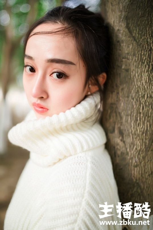 白净秀气大眼00后清纯妹子树林自拍美图