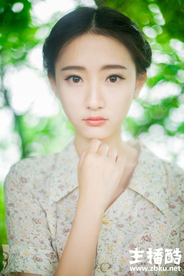 碎花长裙美女高束发髻精致小v脸举手投足尽显优雅图片