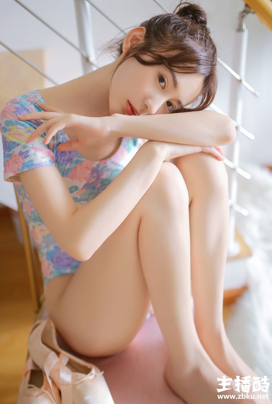 林中撑伞女学生水手制服身姿娇小长发飘飘面色红润图片