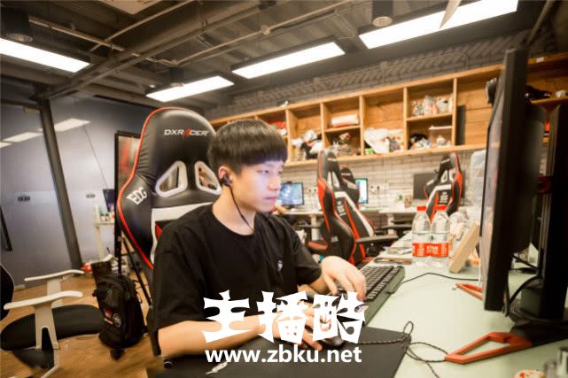 明凯临危受命7士归来激活全队 厂长无愧EDG队魂领袖