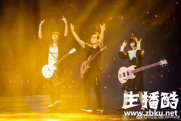 LOL：娃娃怒怼键盘侠 7周年假唱还能断气？自嘲发挥不佳真正原因