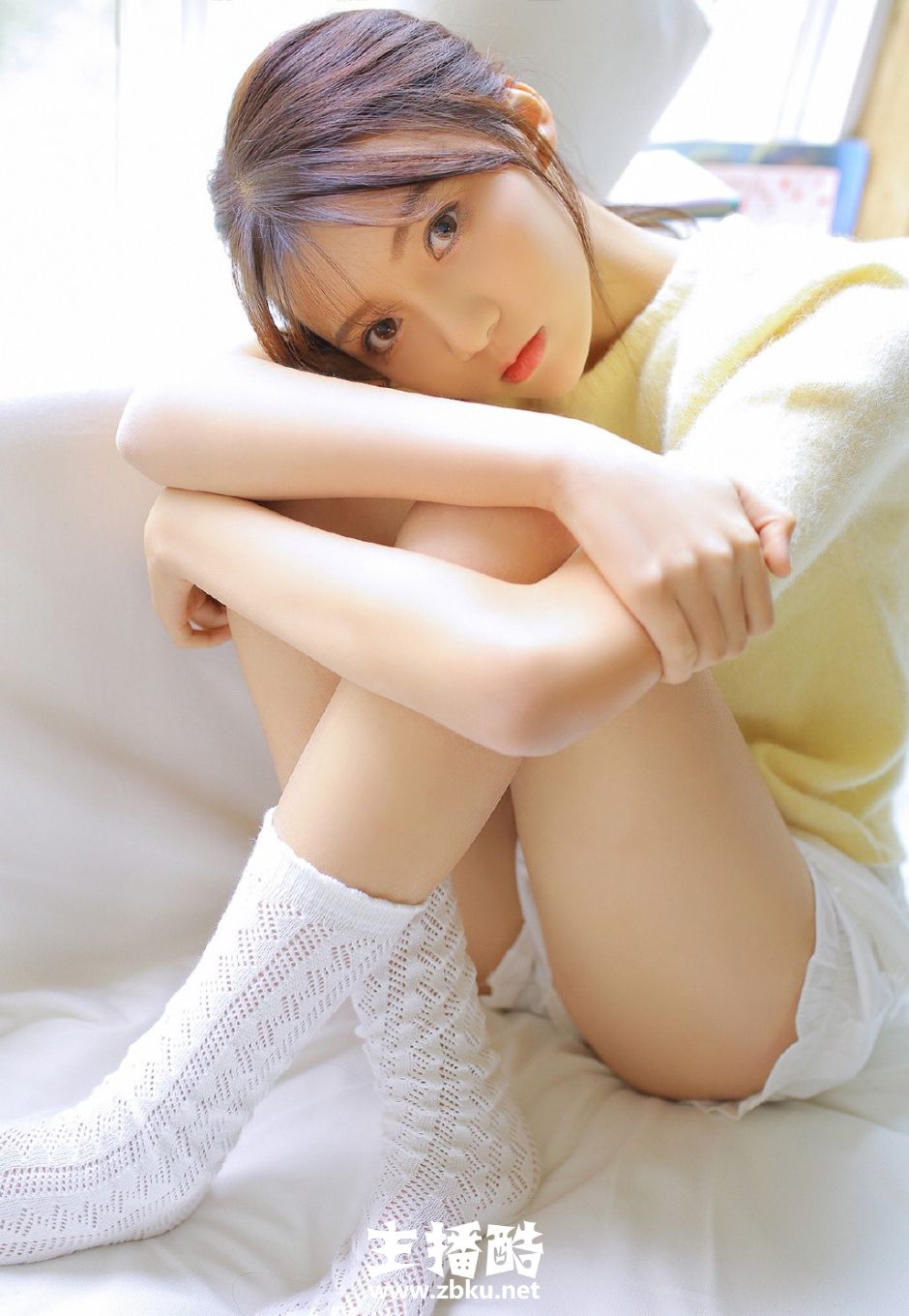 精致瓜子脸黄色毛衣美女白丝美腿睫毛弯弯目光温柔图片