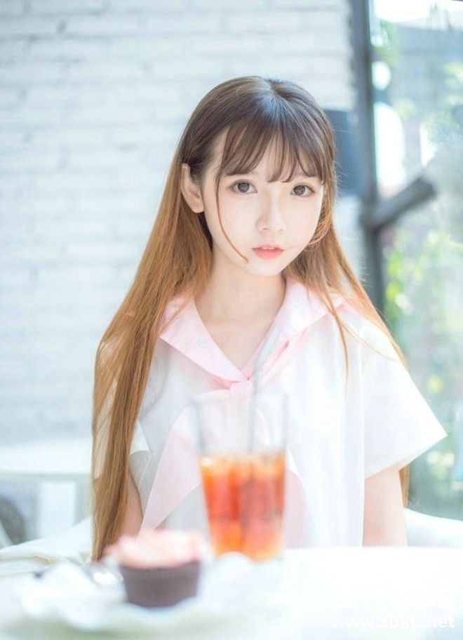 肉嘟嘟娃娃脸美女学生妹粉嫩校园制服露细胳膊小白腿图片