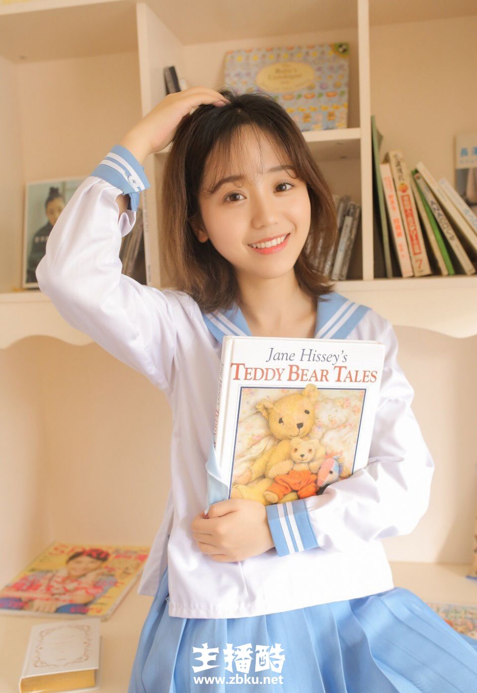 精致五官美女校花表情羞涩蓝白校园制服文艺气质图片