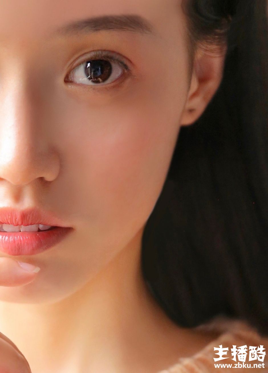 娇羞萝莉美女小v脸白里透红毛衣白丝长腿露齿甜笑图片