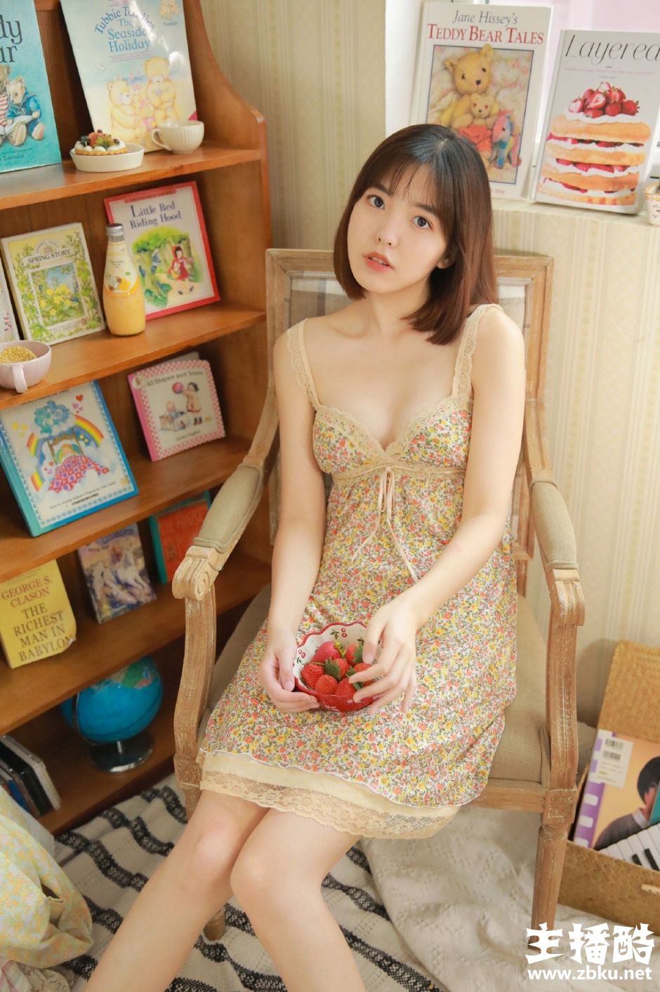小平胸少女吊带碎花裙秀优美颈部线条歪头直视前方图片