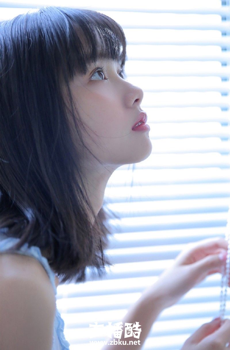 90后小清新美女无袖连衣裙五官小巧侧颜精致浴室图片