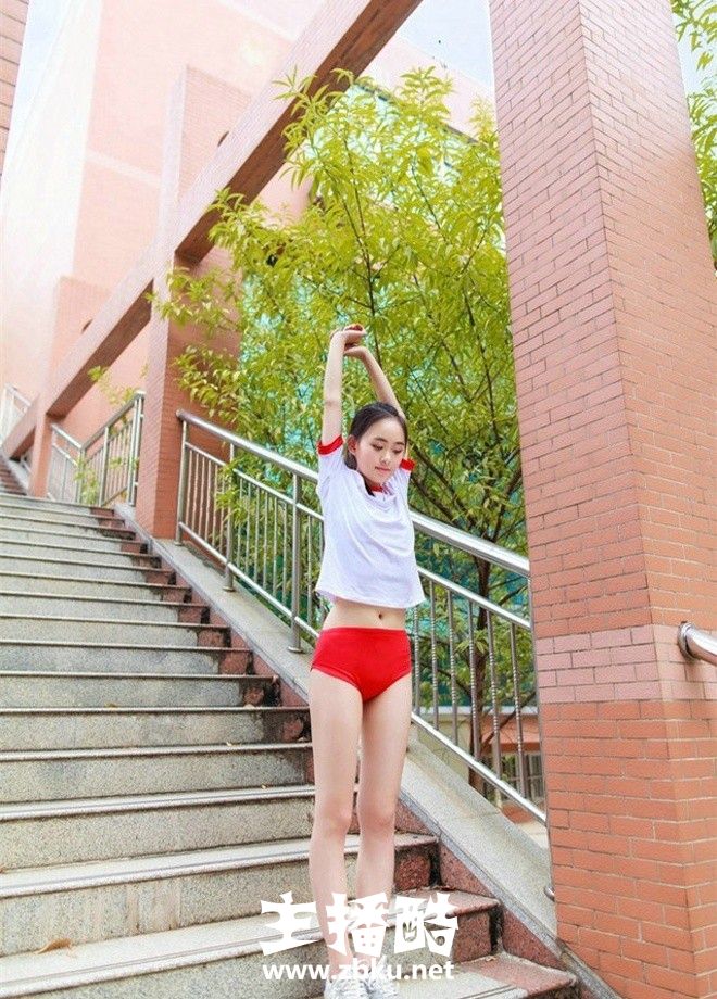 操场运动美女学生妹白色运动服超短裤秀逆天长腿图片