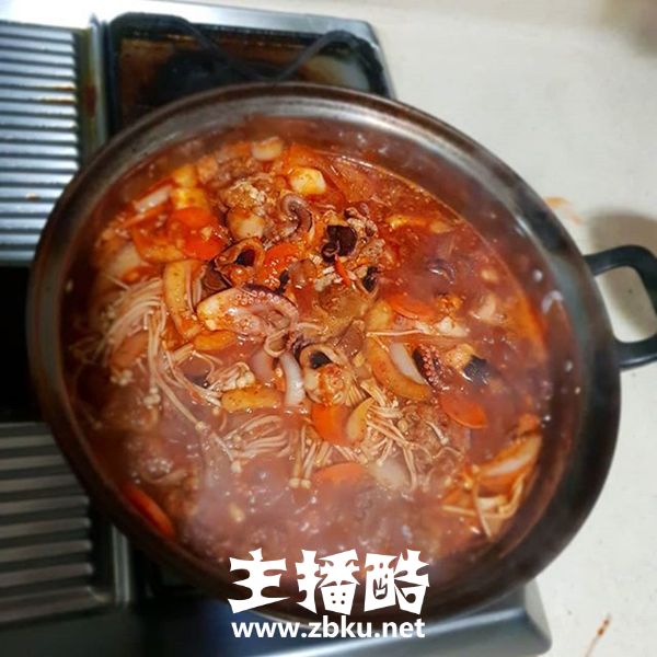 Rookie与TheShy下厨做饭 动刀切菜却引粉丝胆战心惊