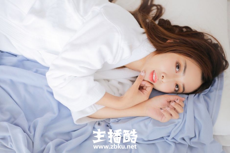 白衬衣美女眉眼精致薄纱披身微微一笑床上慵懒躺姿图片