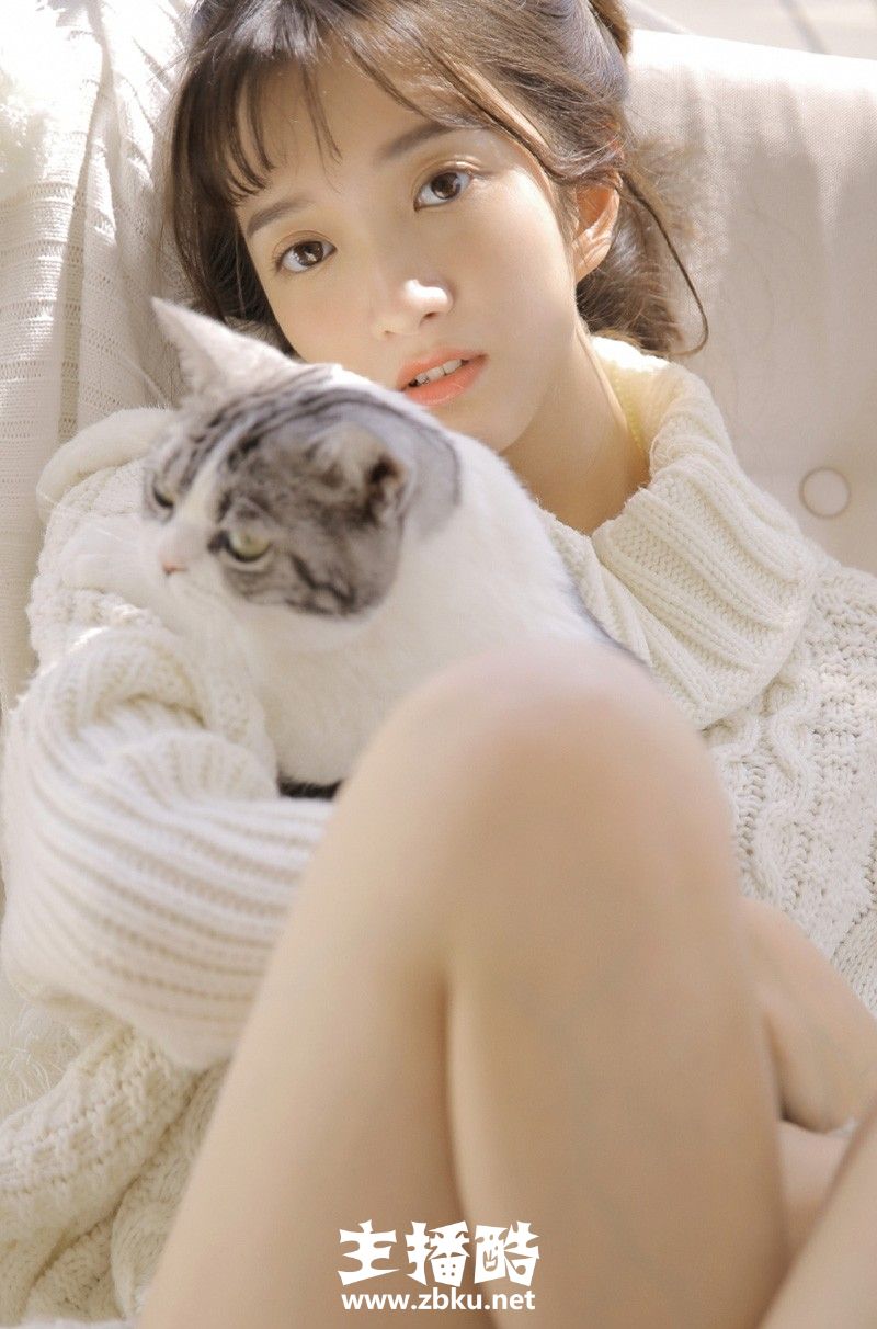 浓眉大眼早安少女高领毛衣皮肤细腻白到发光撸猫图片