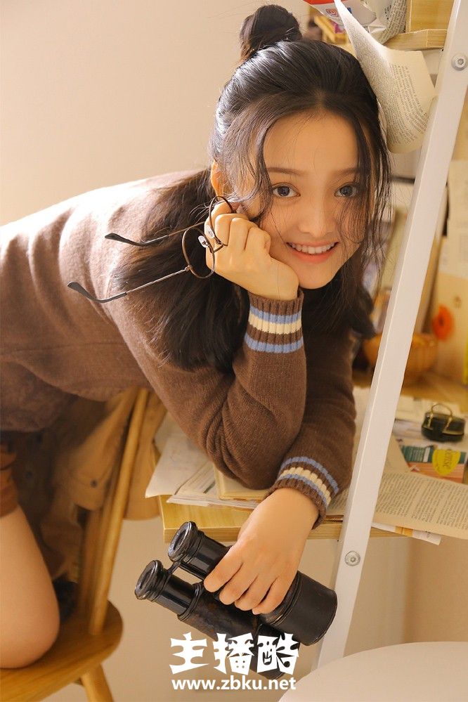 半丸子头美少女笑眼盈盈针织上衣白丝美腿气质怡人图片