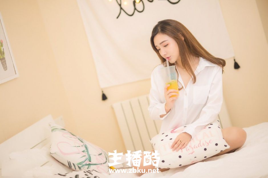 锥子脸白衬衣美女笑眼弯弯玩下衣失踪秀纤细筷子腿图片