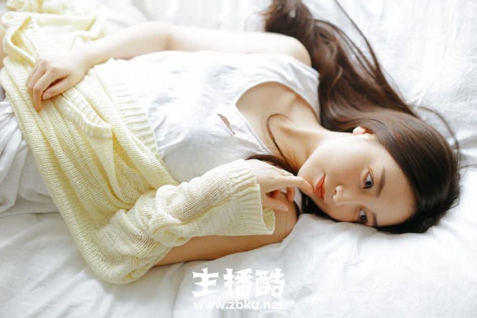 身姿柔软美女眉眼精致背心睡裙展纤细四肢床上慵懒图片