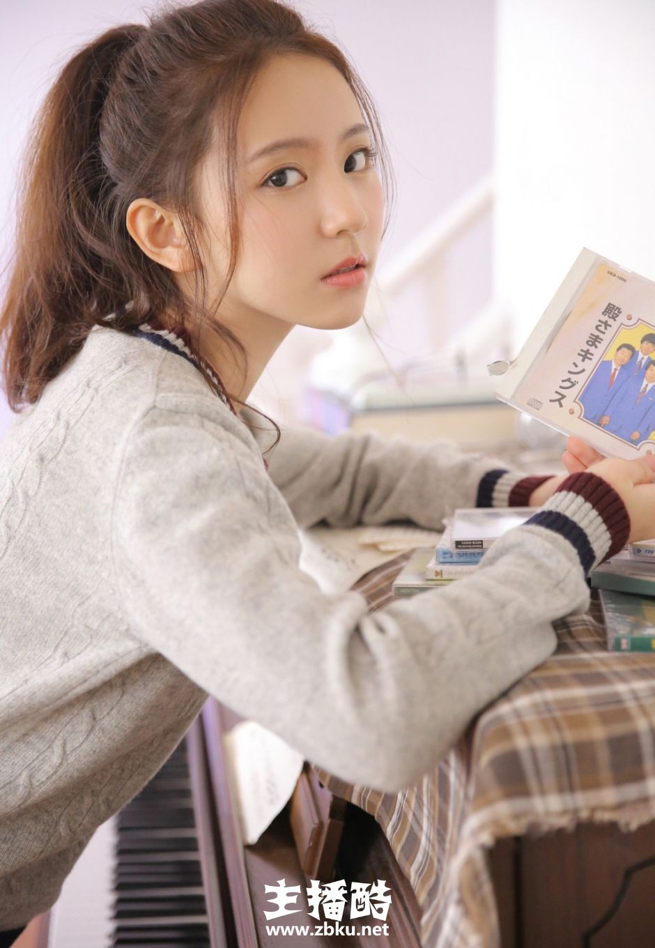 钢琴少女高束马尾灰色毛衣牛仔热裤秀纤细双腿私房图片