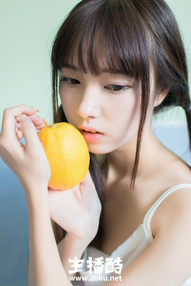 鬼马双马尾柠檬少女大眼睛小嘴巴白色吊带裙身材娇小图片
