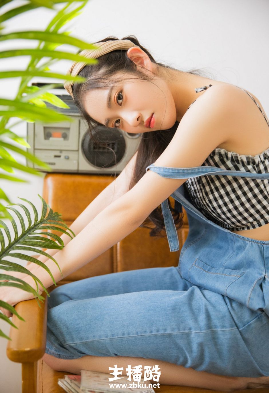 森女系美女低扎马尾牛仔背带裤长相端庄小清新气质图片