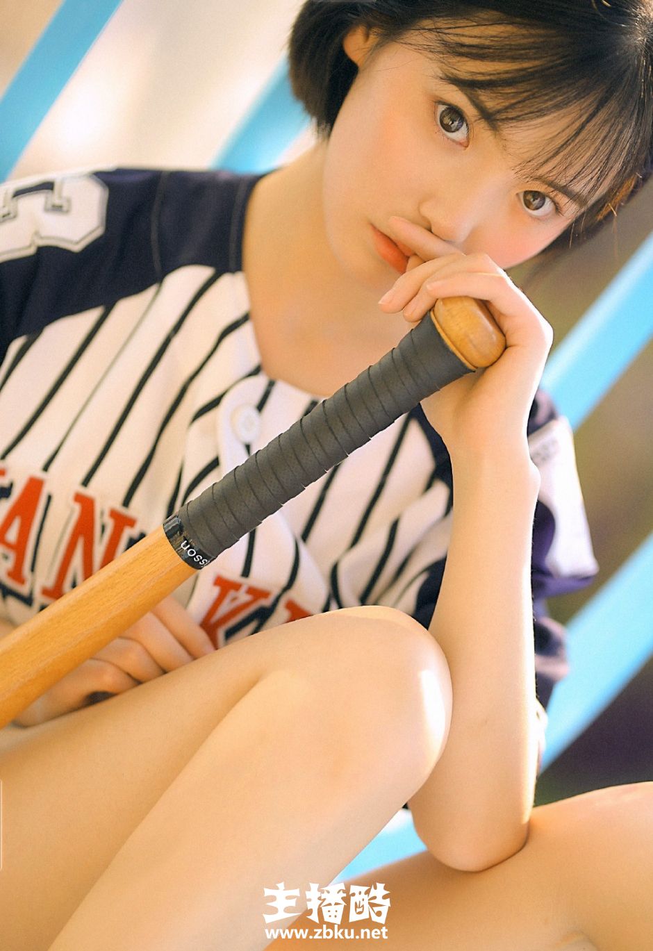 俏皮短发棒球帽少女休闲运动服眼睛有神皮肤细腻图片