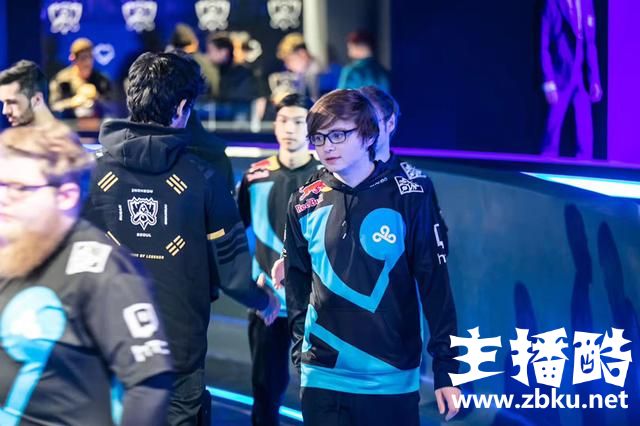 S8总决赛开打后，外卡队表现引发热议，网友：这水平EDG入围赛稳了