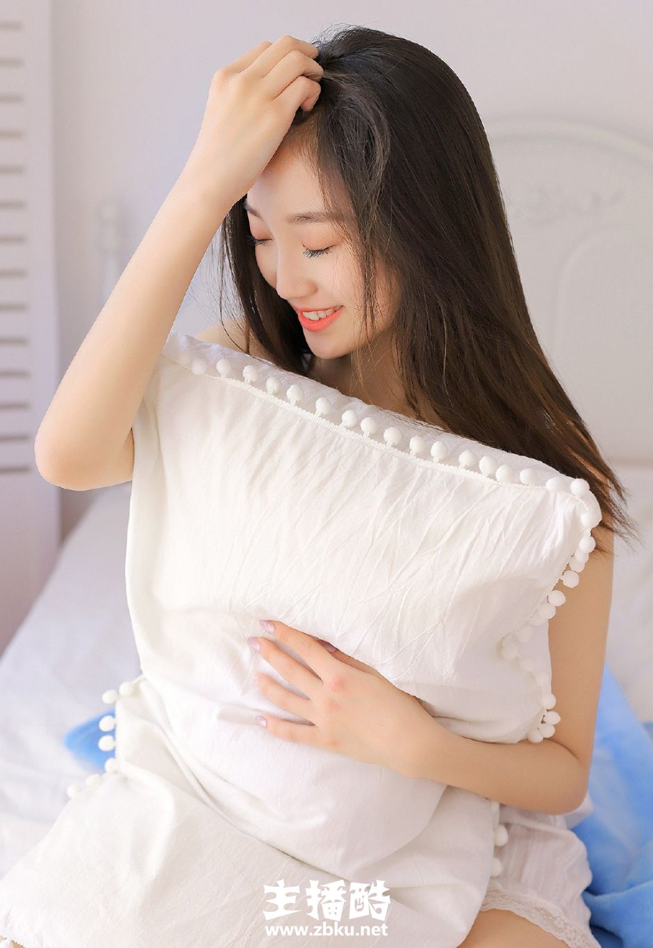 柔顺直发居家美眉粉扑扑鹅蛋脸皮肤白到发光床上图片