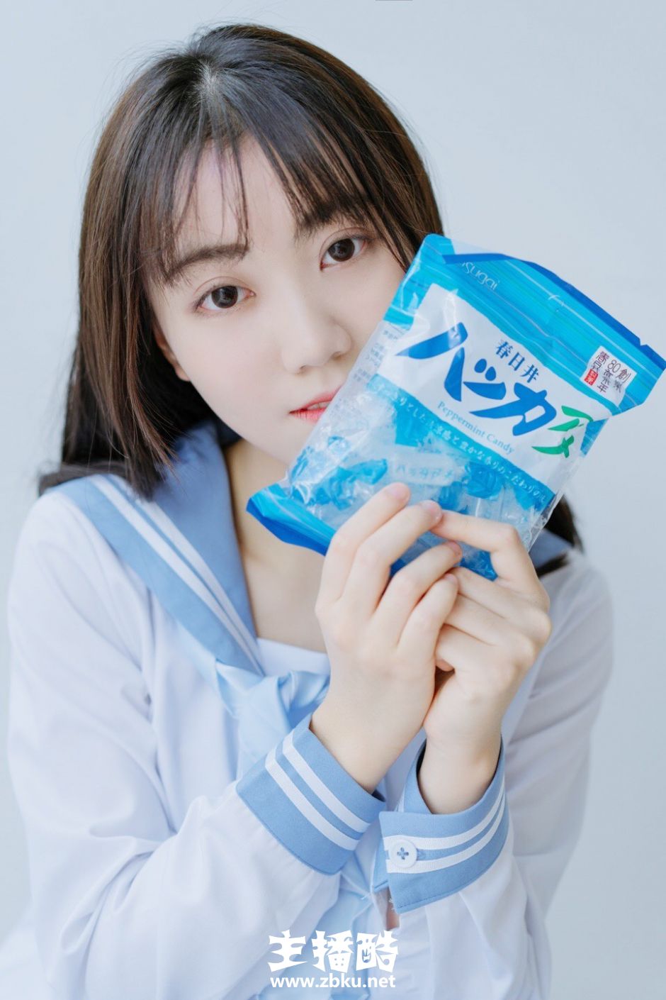 蓝色百褶裙制服美女学生唇红齿白浓密长发养眼写真图片