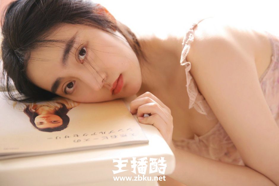 飘逸秀发早安少女波点透视背心裙光腿赤脚肢体慵懒图片