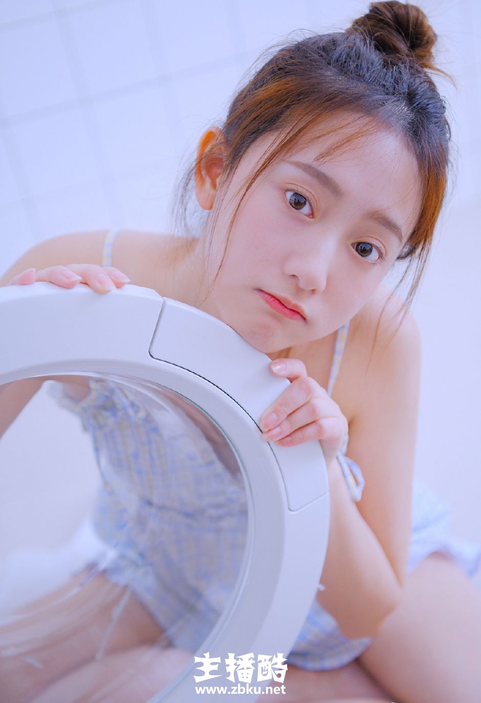 瓜子脸美女丸子头粉嫩香唇白瓷肌肤吹弹可破浴室戏水图片