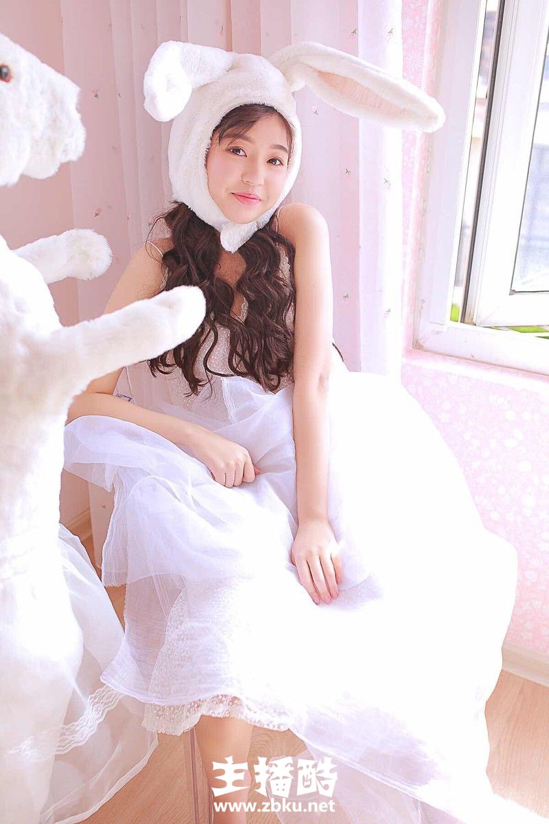 邻家兔女郎美女肉嘟嘟圆脸蕾丝波点裙露白皙香肩美腿图片