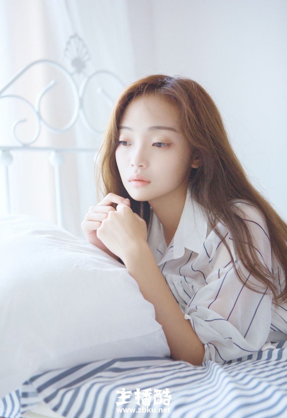 床上牛奶肌白衬衣美女睡眼惺忪慵懒躺姿发丝凌乱图片