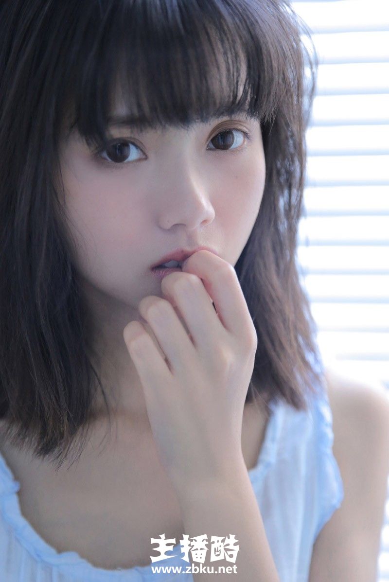 90后小清新美女无袖连衣裙五官小巧侧颜精致浴室图片